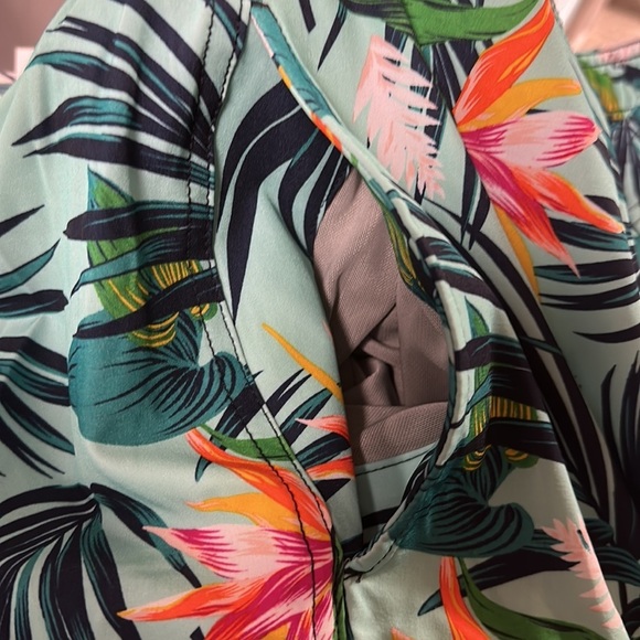 CLUB Room men's green/ blue Hawaiian  lined cargo style swim trunks. size M NWOT - Picture 4 of 7